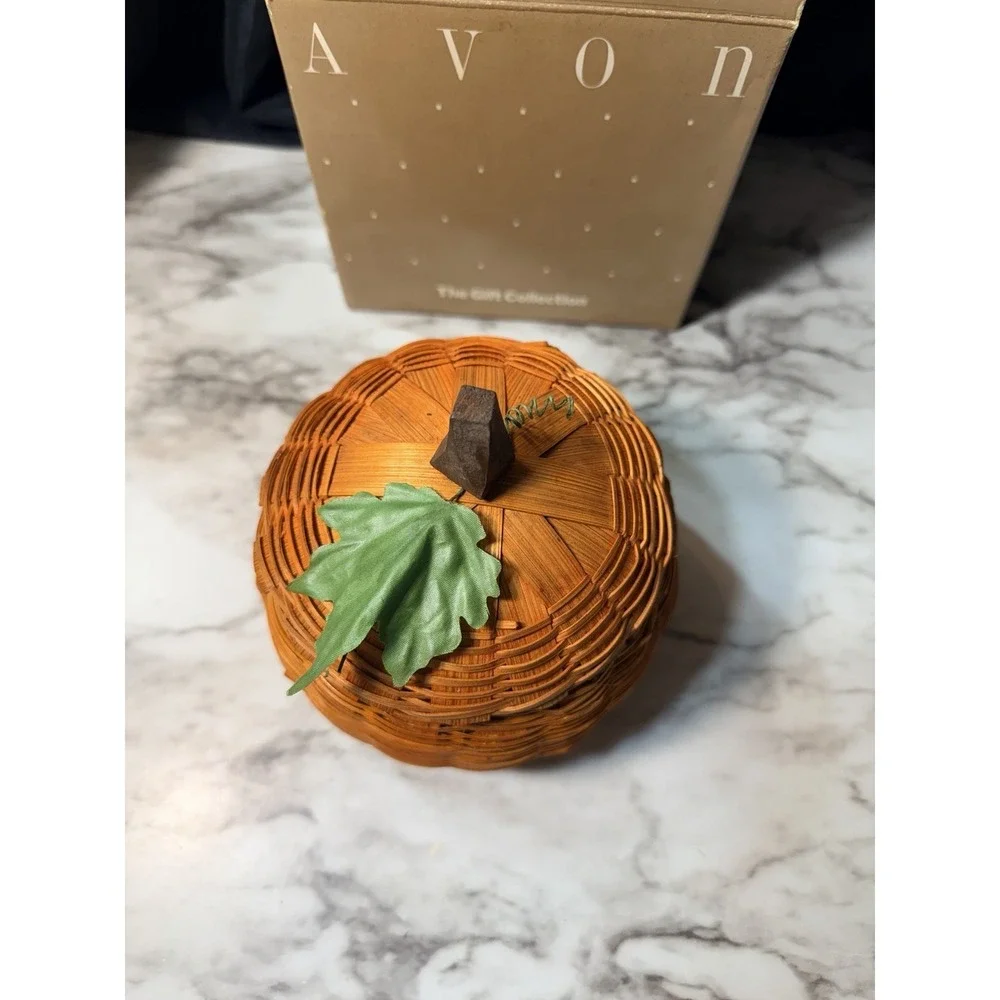 Avon Harvest Scents Pumpkin‎ Patch Potpourri and Wicker Pumpkin Holder (2770)